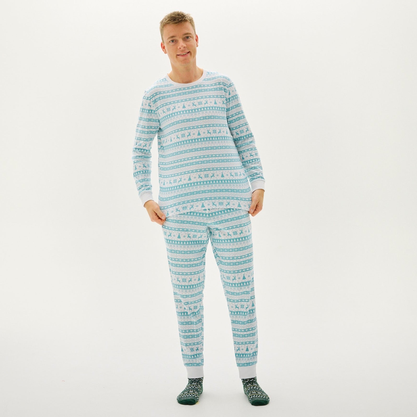 Weihnachtspyjama Herren in Hellblau mit weißen und dunkelblauen Norwegermusterdetails.